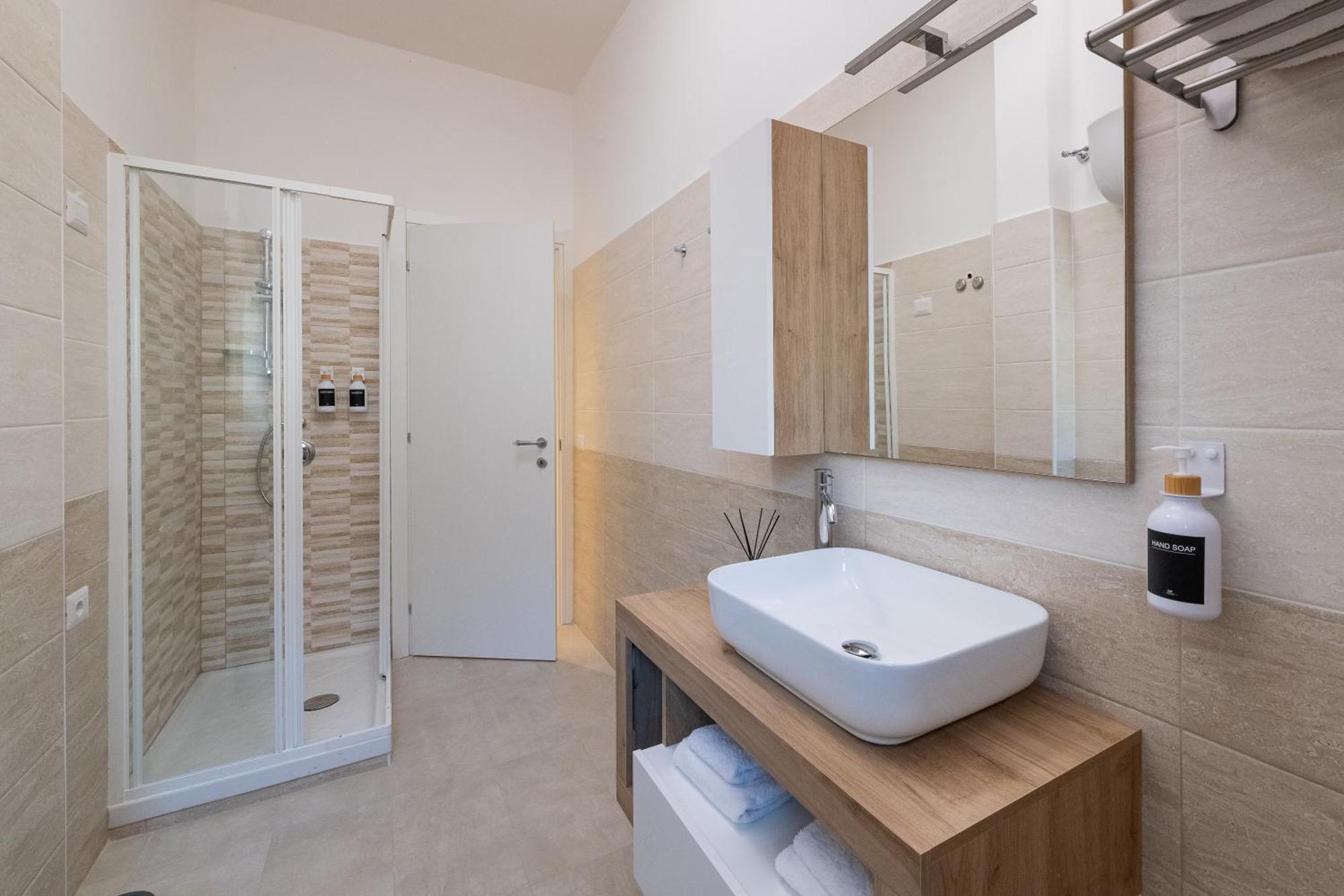 Luxury And Sweet Home-metro Malatesta Vakantiehuis *